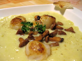 Velout� de poireau, girolles et Saint-Jacques po�l�es