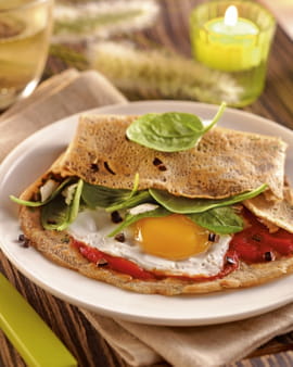Galettes de bl� noir aux �pinards et ch�vre, oeuf miroir et olives noires