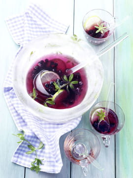 Punch aux myrtilles sauvages avec de l asp�rule odorante et des citrons verts