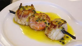 Brochettes de St Jacques et langoustines au beurre passion