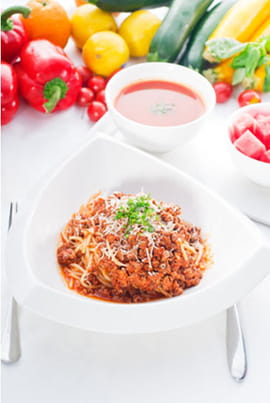 Soupe froide de poivrons doux et �pices, accompagn�e de tagliatelles � la cr�me de poivrons et tomates 