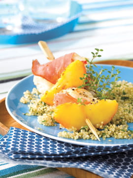 Brochettes de lotte aux p�ches et au thym