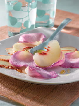 Carpaccio de p�ches blanches et p�tales de rose cristalis�es