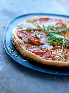 Tarte feuillet�e � la tomate, pesto de roquette