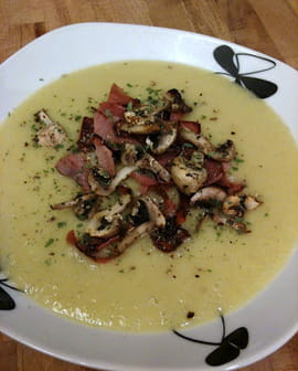 Velout� de poireaux au gingembre & champignons et bacon grill�s