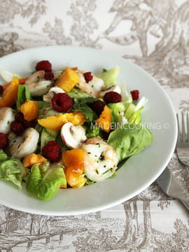 Salade de crevettes, framboises et nectarine