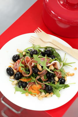 Salade � la roquette, olives noires et jambon cru