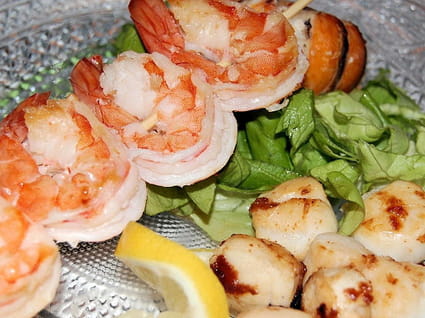 Brochettes de crevettes et Saint-Jacques poêlées