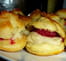 Petits choux � la cr�me p�tissi�re et framboises