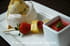 Pavlova glac�e vanill�e, brochette de fruits et soupe de fraises