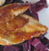 Supr�mes de pintade, chou rouge confit aux pommes