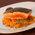 Dos de saumon de Norv�ge laqu� au miel de soja, carottes caram�lis�es