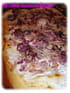 Pizza aux deux oignons, lardons et pavot