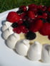 Meringue aux fruits rouges et � la cr�me p�tissi�re