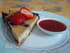 Cheesecake � la myrtille, coulis de fraise