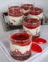 Verrines de fraises, cr�me yaourt au chocolat blanc et gel�e de fraises � la rose