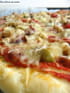 Pizza aux saucisses, poivrons et olives vertes