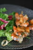 Brochettes de crevettes et melon au pesto