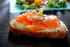 Bruschette au saumon fum�, fromage frais et m�che