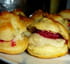 Petits choux � la cr�me p�tissi�re et framboises