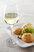 Goug�res au comt�, salade fris�e et sauce vierge