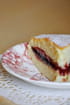 G�teau l�ger et moelleux, garni de confiture de framboise