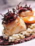 Noix de Saint-Jacques r�ties, risotto au coulis de betteraves et sauce � l orange
