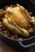 Poulet des Landes fourr� de coquillettes au foie gras et r�ti au four, jus gras