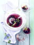 Punch aux myrtilles sauvages avec de l asp�rule odorante et des citrons verts
