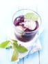Soda aux myrtilles sauvages avec des fleurs de sureau et de la menthe