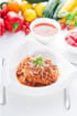 Soupe froide de poivrons doux et �pices, accompagn�e de tagliatelles � la cr�me de poivrons et tomates 