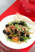 Salade � la roquette, olives noires et jambon cru