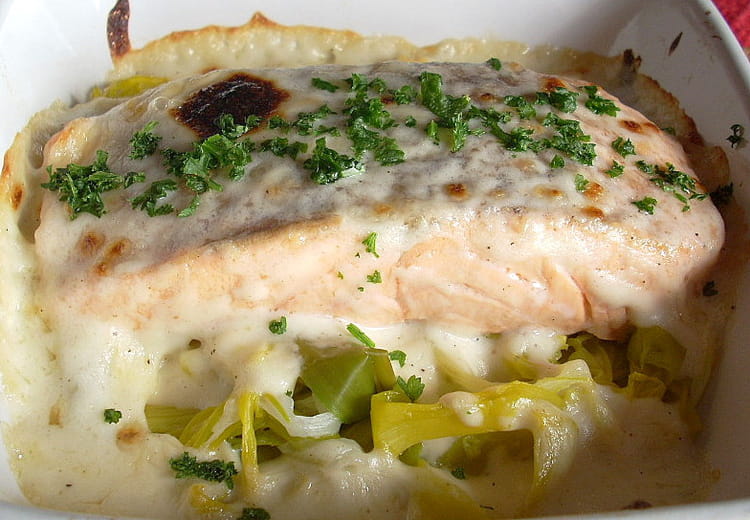 Recette de Saumon gratiné sur lit de poireaux : la recette Recette de Saumon gratiné sur lit de poireaux : la recette